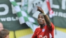 Hamburg's Eljero Elia zeigte von Anfang an, was er kann. Trainer Bruno Labbadia kann sich die Hände reiben, weil der HSV mutig genug war, 8,5Millionen Euro dafür locker zu machen. Foto: ap