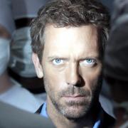 Diesem Arzt vertrauen die Menschen zwar nicht, sie schalten aber trotzdem ein, wenn Hugh Larie als Dr. House operiert.