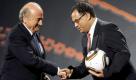 OK-Chef Danny Jordaan (r.) reicht Joseph Blatter im Dezember die Hand. Foto: dpa