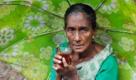  A Sri Lankan woman selling jack fruits and coconuts sits with a glass of tea as she waits for customers in Colombo, Sri Lanka, Thursday, Jan. 13, 2011.(AP Photo/ Eranga Jayawardena) Foto: dapd