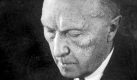 ARCHIV - Der Präsident des Parlamentarischen Rates, Konrad Adenauer, bei der Unterzeichnung des Grundgesetzes am 23. Mai 1949. Nach der dritten und letzten Lesung wurde am 8. Mai 1949 vom Parlamentarischen Rat in Bonn das westdeutsche Grundgesetz mit den Stimmen der CDU, SPD und FDP gegen die Stimmen der KPD, des Zentrums, der Deutschen Partei sowie sechs der acht Abgeordneten der bayerischen CSU angenommen. Foto: dpa (zu dpa-Serie Grundrechte vom 14.05.) nur s/w +++(c) dpa - Bildfunk+++  Foto: dpa