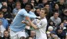 Manchester City's Emmanuel Adebayor (L) tackles Burnley's Wade Elliott during their English Premiership league soccer match at the City of Manchester Stadium in Manchester, north west Britain, 07 November 2009. The match ended 3-3.
 Foto: dpa
