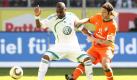 Eine turbulente Partie und sechs Tore gab es beim Nordderby in Wolfsburg. Torsten Frings (r.) war der Mann der Partie: Der Bremer erzielte zwei Tore und brachte sein Team damit auf die Siegerstraße. Foto: ddp
