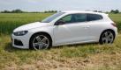 Allein die Form weiß nicht so recht, wohin sie will: Ein klassisches Coupè ist der Scirocco nicht. Eher erinnert der Wagen an einen sogenannten Shooting Brake, also ein Coupè mit Steilheck im Stile eines Volvo P1800 oder eines BMW Z3 Coupè. Foto: auto.de