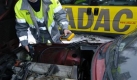 Problemfall Batterie: Nach vier Jahren lsst die Leistung der Akkus erfahrungsgem nach. Meist merkt man davon bei warmen Auentemperaturen nichts. Doch sobald es kalt wird, springt der Wagen nicht mehr an. Laut ADAC sind schwache Batterien mit ganz groem Abstand die Pannenursache Nummer Eins. Mehr als 850.000 Mal mussten die ADAC-Mitarbeiter 2007 ausrcken, um Starthilfe zu geben. Damit ist fast jede dritte Panne auf die Batterie zurckzufhren. Foto: dpa