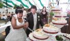 ... in jedem Fall eines: üppig. Siebenstöckig war die Hochzeitstorte, das gemeinsame Anschneiden ging dennoch reibungslos vonstatten. Foto: RTL