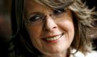 Die Promi-Geburtstage vom 05. Januar 2011: Diane Keaton
Vorspann: 	
Text: 	

New York (dpa) - Hollywood hat nie ein böses Wort von Diane Keaton gehört. Sie schwärmt von ihren Ex-Geliebten, die anderen Frauen das Jawort gaben, spricht in den höchsten Tönen über Jack Nicholson, mit dem sie eng befreundet ist, lässt aber kaum ein gutes Haar an sich selbst.

Dabei hat sie als Schauspielerin, Regisseurin, Produzentin und Drehbuchautorin allen Grund zum Stolz. Schon für einen ihrer ersten Filme, «Der Stadtneurotiker» (1977) mit und unter der Regie von Woody Allen, gewann sie einen Oscar. Seitdem hat sie mit Dutzenden weiteren Hauptrollen Erfolg gehabt. An diesem Mittwoch (5. Januar) wird Keaton 65.

Die Tochter eines Ingenieurs und einer Hausfrau wuchs mit drei Geschwistern im kalifornischen Santa Ana auf. Nach der Ausbildung zur Schauspielerin am Neighborhood Playhouse in New York gab das 22- jährige Talent sein Broadway-Debüt mit einer Rolle im Musical «Hair». Dabei erregte sie Aufsehen mit ihrer Weigerung, am Ende des ersten Aktes wie die anderen die Hüllen fallen zu lassen. Diese «Prüderie» wurde zum Markenzeichen: Der «San Francisco Chronicle» spottete 2005: Diane sei leicht zu erkennen: «Man suche nach der einzigen Frau, die bei 30 Grad plus (...) einen Rollkragenpulli trägt.»

Mode machte Keaton mit ihrem Outfit in «Der Stadtneurotiker». Als Annie Hall, eine neurotische New Yorkerin, trug sie schlabberige Männerhosen, Westen, Krawatten und Hüte von früher. Ihr Foto schaffte es auf das Titelblatt von «Time»: «Die komischste Frau, die jetzt im Film arbeitet», schrieb das Magazin. Der Stil machte sie vorübergehend zur Trendsetterin. Selbst im Weißen Haus erschien Keaton in Männerkleidung mit Hut. An der Seite hatte sie ihren Kollegen und damaligen Liebhaber Warren Beatty, «einen der schönsten Männer der Welt», wie sie noch heute behauptet.

Von den 80er Jahren an konnte sich Keaton vor Rollenangeboten kaum retten. Unter Beatty spielte sie in «Reds», hervorragende Kritiken ernteten auch «Die Libelle», «Baby Boom», «Verbrecherische Herzen», «Der Club der Teufelinnen» und «Marvins Töchter», für den sie eine Oscar-Nominierung gewann. Die nächste Oscar-Nennung kam für die Rolle einer Dramaturgin, die sich, obwohl nicht mehr ganz jung, noch einmal Hals über Kopf verliebt - neben Jack Nicholson und Keanu Reeves in «Was das Herz begehrt».

Ihr Regiedebüt, die Filmcollage «Alles über Himmel und Hölle» zum Thema Leben nach dem Tod, wurde 1988 auf dem Filmfestival in Cannes mit Beifall begrüßt. Als Frau des Mafia-Erben Michael Corleone in «Der Pate» trat Keaton 1990 erneut mit ihrem Ex-Geliebten Al Pacino vor die Kamera. Auch ihrem anderen Ex, Woody Allen, stellte sie sich für die Dreharbeiten von «Radio Days» und «Manhattan Murder Mystery» erneut zur Verfügung.

Obwohl im Film und mit ihren Hobbys Fotografie, Architektur und Design voll ausgelastet, adoptierte Keaton im Alter von 50 erst eine Tochter und dann einen kleinen Sohn. Die «Mutterschaft hat mich total verändert», sagte sie bald danach. «Es ist die bewegendste Erfahrung, die ich je gemacht habe.»

NAME Foto: dpa