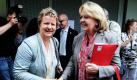 Die Landesvorsitzende der SPD in Nordrhein-Westfalen, Hannelore Kraft (rechts), und die Fraktionsvorsitzende der NRW-Grünen, Sylvia Löhrmann begrüßen sich vor Beginn den Koalitionsverhandlungen in Düsseldorf.  Foto: dpa