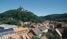 Wernigerode: Über den Dächern der Bunten Stadt liegt das Schloss Wernigerode. Der Brocken, der größte Berg im Nordosten Deutschlands,  ist nur einen Steinwurf entfernt. Foto: Wernigerode Tourismus GmbH