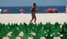 Cannabis-Blätter aus Papier werben am Strand von Rio de Janeiro für eine tolerantere Drogenpolitik in Brasilien. Foto: Antonio Lacerda Foto: dpa