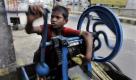 Munna,11, extracts sugarcane juice, on the World Day Against Child Labor in Gauhati, India, Saturday, June 12, 2010. This day serves as a catalyst for the growing worldwide movement against child labor. (AP Photo/Anupam Nath) Foto: ap