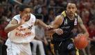 Der Braunschweiger Hamilton (r.) kämpft sich an Bambergs Roberts vorbei. Beim Playoffspiel der BBL gewann die Mannschaft aus Bamberg. Foto: dpa