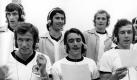 Am 27. August 1973 nimmt die deutsche Nationalmannschaft (hier von links oben mit Franke, Müller Hoeneß, Heynckes, Kapellmann und Beckenbauer) im hessischen Walldorf eine Schallplatte auf. Der Song Fußball ist unser Leben wurde bei der WM 1974 zum Ohrwurm und ist noch heute fest verankert im deutschen Fußball-Liedgut. Foto: dpa