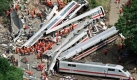 Am 3. Juni 1998 entgleist der ICE Wilhelm Conrad Rntgen bei Eschede in Niedersachsen und rast gegen eine Brcke. 101 Menschen sterben, 105 werden verletzt. Es ist das schlimmste Bahnunglck der deutschen Nachkriegsgeschichte. Ursache ist ein gebrochener Radreifen. Der Prozess gegen zwei Bahn-Ingenieure und einen Techniker wird eingestellt. Foto: dpa