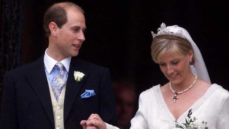 Mit Prinz Edward, dem Grafen von Wessex, kam am 19. Juni 1999 der jüngste Sohn der Queen unter die Haube, als er Sophie Rhys-Jones heiratete.