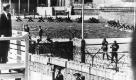 John F. Kennedy (l.), der 35. Praesident der Vereinigten Staaten von Amerika, schaut von einer Plattform in der Friedrichtrasse in Berlin ueber die Berliner Mauer in den Ostsektor der geteilten Stadt. (Foto vom 26.06.1963). Mit einer Ausstellung erinnert das Deutsche Historische Museum (DHM) an den legendaeren Besuch von John F. Kennedy in West-Berlin vor 40 Jahren. Hunderttausende Berliner und Gaeste der Stadt jubelten dem damaligen US-Praesidenten am 26. Juni 1963 zu, als er vor dem Schoeneberger Rathaus seine Rede mit den beruehmten Worten 'Ich bin ein Berliner' hielt. Die Schau 'John F. Kennedy' will ab Donnerstag (26.06.03) im Pei-Bau in Berlin eine 'historisch-kritische Wuerdigung von Leben, Politik, Erbe und Mythos' Kennedys unternehmen, wie die Organisatoren am Mittwoch (25.06.03) sagten.F Foto: dapd