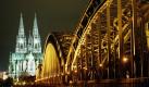 In Köln, direkt in der Nähe des Doms, befindet sich die Hohenzollernbrücke. Hier hängen Verliebte Vorhängeschlösser mit ihren Initialen an das Geländer. Das soll Glück in der Liebe bringen. Eine schöne Vorstellung, oder? Foto: dpa