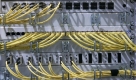 ARCHIV - Netzewerkkabel stecken am 5. Maerz 2008 auf der CeBIT in Hannover in einem Server. Die Datenschutzprobleme bei der Bundesagentur fuer Arbeit (BA) reissen einem Bericht zufolge nicht ab. Der Personalrat der hannoverschen Jobcenter habe den Verdacht, dass sensible Daten von Hartz-IV-Empfaengern, die nur fuer den internen Gebrauch gedacht seien, in die Online-Jobboerse der BA geraten sind, schreibt die Hannoversche Allgemeine Zeitung. Manchmal habe ich den Eindruck, dass die Mitarbeiter der Bundesagentur den Ueberblick verloren haben, was alles miteinander verlinkt ist, sagte der stellvertretende Personalratsvorsitzende Volker Zimmermann der Zeitung. (AP Photo/Joerg Sarbach, Archiv) -- FILE - A March 5, 2008 file photo shows network cables being connected to a server at the CeBIT Computer and IT Far in Hanover, northern Germany. (AP Photo/Joerg Sarbach, File) Foto: ap