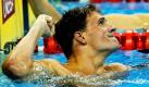 Es geht also auch ohne Hightech-Anzüge: Ryan Lochte schwamm heute bei der Schwimm-WM in Shanghai über 200 Meter Lagen Weltrekord. Und damit den ersten seit dem Verbot der Schwimmanzüge. Mit 1:54,00 Minuten übertraf er seinen eigenen Rekord von 2009, wohlgemerkt noch im Wunderanzug. Sein Rivale Michael Phelps wurde Zweiter. Bronze ging an Laszlo Cseh aus Ungarn. Foto: dapd
