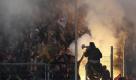 Fans von Standard Lüttich entzünden ein bengalisches Feuer im Gästeblock. Das Viertelfinal-Hinspiel Hamburger SV gegen Lüttich endete 2:1.
 Foto: ddp