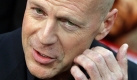 Hollywood-Star Bruce Willis besteht darauf, dass er trotz lichter Haarpracht noch immer ein ganzer Mann ist. Nachdem seine Haare mit der Zeit brüchiger und dünner wurden, rasierte er sich kurzerhand den Schädel kahl. Das finden nicht nur die Frauen sexy. Auch Willis ist mittlerweile richtig stolz auf seine Glatze. Foto: dpa