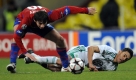 Der Wolfsburger Josue (r) und Moskaus Alan Dzagoev von Moskau kämpfen um den Ball. Foto: dpa
