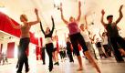 Tänzer machen sich bei einem Casting für das Musical Cats - Das Musical warm. Rund 50 Teilnehmer wurden zu dem Final Workshop, der letzten und ausschlaggebenden Bewerbungsrunde eingeladen. Ab Dezember 2010 wird der Musical-Klassiker erstmals in Europa mit dem eigenen Cats-Theater auf Tournee gehen. Foto: dpa
