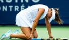 Aravnae Rezai aus Frankreich kniet mit Schmerz verzogenem Gesicht am Boden, nachdem sie sich im Match gegen die Tschechin Petra Kvitova beim Rogers Cup in Montreal selbst verletzt hat. Rezai biss danach allerdings konsequent die Zähne zusammen und siegte mit 6:7, 7:5 und 6:3. Foto: ap