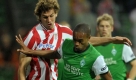 Bremens Torschütze und Abwehrspieler Naldo (vorn) am Ball. Er bildete die letzte Station beim 2:0 und musste den Ball mit dem linken Fuß nur noch über die Linie befördern. Mehr Arbeit hatte er in der zweiten Halbzeit, als Athletic Bilbao plötzlich stürmte und Naldo unter anderem gegen den langen Fernando Llorente verteidigte. Foto: dpa