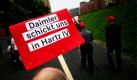 Beschäftigte der Daimler Financial Services demonstrieren vor dem Firmensitz am Potsdamer Platz in Berlin gegen einen möglichen Umzug der Firmensparte nach Stuttgart. Nach Plänen des Konzerns sollen möglicherweise Betriebsteile von Berlin in die Konzernzentrale nach Stuttgart verlagert werden. Die Beschäftigten forderten bei einer Demonstration den Verbleib der Zentrale von Daimler Financial Services am Standort Berlin und den Erhalt aller Arbeitsplätze.  Foto: ddp