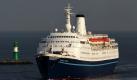 Die Marco Polo, die im Hafen von Warnemünde einläuft, läutet die diesjährige Kreuzfahrtsaison ein. Das griechische Schiff der Global Cruise Lines hat 750 Passagiere an Bord. Mit 34 Kreuzlinern und insgesamt 162 angemeldeten Anläufen für 2011 steuert Warnemünde erneut ein Rekordjahr an: Nie zuvor wurde ein deutscher Hafen so häufig in die Reiseplanungen der Kreuzfahrt-Reedereien aufgenommen.  Foto: dpa