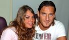 Verheiratet ist Francesco Totti mit der TV-Entertainerin Ilary Blasi. Der passende Witz dazu: Ilary fragt: Oh Liebling, liebst du mich, liebst du mich, liebst du mich denn wirklich? Totti darauf: Gemach, eine Frage nach der anderen. Foto: dpa
