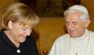 An seinem ersten Tag reist er nach Berlin, wo er Bundeskanzlerin Angela Merkel trifft und eine Rede im Bundestag hält. Zuvor hatte es einigen Wirbel um die Rede gegeben: Der SPD-Abgeordnete Rolf Schwanitz hat zum Boykott der Ansprache aufgerufen, weil sie nicht mit dem Grundsatz der religiösen Neutralität des Staates vereinbar sei. Die SPD-Fraktion wies den Aufruf jedoch zurück und sagte, Benedikt werde keinen Gottesdienst halten, sondern zu aktuellen weltpolitischen Themen sprechen. Foto: dpa