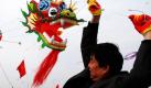 Ein Drachenflieger versucht seinen Drachen beim Drachenfestival im chinesischen Weifang unter Kontrolle zu bringen. Mehr als 200 Teilnehmer aus 27 Ländern nehmen an dem internationalen Wettbewerb teil. Foto: dpa