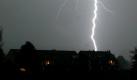 ARCHIV: Ein Blitz schlaegt in Hannover hinter einem Haus ein (Foto vom 18.08.03). Ein Gewitter ist ziemlich beeindruckend: Wenn grelle Blitze am dunklen Himmel aufleuchten und Donner grollt, fluechten die meisten Menschen in ihre Haeuser und beobachten das Naturschauspiel vom Fenster aus. Doch warum nutzt der Mensch diese himmlische Energie nicht zur Stromgewinnung? Warum gibt es keine Blitzkraftwerke? (zu ddp-Text) Foto: Jochen Luebke/ddp Foto: ddp