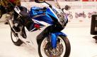 Köln (dpa/tmn) - Suzuki hat seine Supersportmaschinen GSX-R 600 und GSX-R 750 überarbeitet. Beide Modelle haben einen um 15 Millimeter verkürzten Radstand, was schnellere Kurvenfahrten ermöglicht, erläuterte der Hersteller zum Start der Intermot (6. bis 10. Oktober). Durch einen neuen Aluminiumrahmen sind die Maschinen leichter geworden: Die 600er hat neun Kilogramm abgespeckt und wiegt jetzt 187 Kilogramm. Die neue 750er ist acht Kilogramm leichter als die Vorgängerin. Beide Bikes verbrauchen den Angaben zufolge rund zehn Prozent weniger.Die Leistung der Maschinen bleibt dagegen unverändert, erklärte ein Suzuki-Sprecher. Ein 599 Kubikzentimeter großer Vierzylindermotor treibt die GSX-R 600 mit 92kW/125 PS an. Der Vierzylinder der GSX-R 750 bietet 110 kW/150 PS. Per Knopfdruck sind jeweils unterschiedliche Motorleistungsstufen wählbar. Den Marktstart für die 600er plant Suzuki im Dezember dieses Jahres, die 750er soll ab Januar 2011 ausgeliefert werden. Zu den Preisen machte der Hersteller noch keine Angaben. Webportal der Intermot
 Foto: dpa