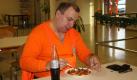 Currywurst und Cola: Kandidat Rainer steht durch seine ungesunde Ernährung an der Schwelle zum Diabetes. Mithilfe von Profikoch Holger Stromberg will er die Krankheit doch noch abwenden. Foto: ZDF