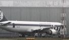 The Boeing 767 that made a safe emergency landing on its belly is back on its wheels in front of a hangar at  Frederic Chopin airport in Warsaw, Poland, on Thursday, Nov. 3, 2011. The plane operated by Poland's national carrier LOT was forced to touch down on its belly with 231 people on board, after its landing gear failed to deploy on Tuesday. Its pilot, Tadeusz Wrona, has been hailed a hero for having put the plane down gently, making passengers believe they landed on wheels. It stopped near the intersection of the airport's two runways, putting both out of use, but was moved away late Wednesday. (AP Photo/Czarek Sokolowski) Foto: dapd