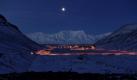 Ein ganz besonderer Zauber entfaltet sich, wenn in den Städten und Dörfern am Abend die Lichter angehen. Hier sehen Sie den Ort Longyearbyen auf der Insel Spitzbergen/Norwegen. Foto: dapd
