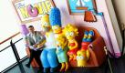 Der Wirtschaftswissenschaftler Hennig Thurau sitzt in einem Kino in Münster neben  Figuren aus dem Film The Simpsons. Thurau macht den Erfolg von Filmen berechenbar. Er entwickelt statistische Modelle, mit deren Formeln Filmfirmen ihr ökonomisches Risiko verringern können. Foto: dpa