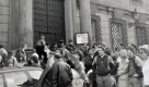 Tor zur Freiheit: Tausende DDR-Bürger warten im August und September 1989 auf Einlass in die westdeutsche Botschaft unterhalb der Prager Burg. Foto: dpa