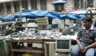 Ein Verkäufer wartet auf einem Markt im indischen Kolkata auf Kunden. Unterhaltungselektronik wird in den Schwellenländern immer begehrter. Foto: STR Foto: dpa