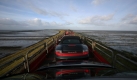 In der Morgendämmerung fährt der Autozug über den Hindenburgdamm in Richtung Sylt. Foto: dpa