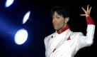 US-Popstar Prince (51) kommt am 5. Juli zu seinem einzigen Deutschlandkonzert in diesem Jahr nach Berlin. Der exzentrische Musiker (Purple Rain) wird in der Waldbühne auftreten, wie die Deutsche Entertainment als Veranstalter mitteilte.
Eine Eintrittskarte wird nicht unter 70 Euro zuzüglich Gebühren zu haben sein. Der 1,57 Meter große Prince ist seit 1978 im Geschäft. Er begeistert seine Fans mit einer selbst komponierten, unverwechselbaren Mischung aus Rock, Funk, Gospel, Blues und Pop. Foto: dpa