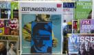 Bayern/ Die Zeitschrift 'Zeitungszeugen 1933-1945' (Ausgabe 3) mit dem beiliegendem Sonderheft 'Das unlesbare Buch - Teil 1: Autobiographie' steht am Donnerstag (26.01.12) in einem Zeitschriftenladen in Muenchen. In dem Sonderheft sollten Originalauszuege aus Adolf Hitlers Buch 'Mein Kampf' und dazugehoerige Expertenkommentare veroeffentlicht werden. Nachdem das bayerische Finanzministerium unter Verweis auf die Urheberrechte aber einen Antrag auf einstweiligen Rechtsschutz gestellt hatte, wurden die Auszuege aus 'Mein Kampf' vor der Veroeffentlichung vollstaendig unlesbar gemacht. Der Freistaat Bayern ist Rechtsnachfolger des 1945 verbotenen Eher-Verlags in Muenchen und besitzt noch bis 2015 die Urheberrechte an 'Mein Kampf'. (zu dapd-Text) Foto: Joerg Koch/dapd Foto: dapd