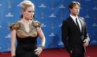 Das Traumpaar aus True Blood darf bei den Emmys natürlich nicht fehlen: Die frisch vermählten Anna Paquin und Stephen Moyer. Während der Gemahl es eher schlicht mag, hat Anna Paquin ein schwarzes Seidenkleid mit oppulenten Schulterpartie des verstorbenen Modedesigners Alexander McQueen gewählt. Vielleicht ein wenig zu wuchtig für Paquin. Foto: ap