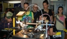 Noch kurioser ist der Plattenrekorder: Zwei Tftler aus Deutschland haben ihn gebaut, weil sie keine neuen Singles fr ihre Musikboxen mehr kaufen konnten. Auf dem Sonar erfllte er den grten Traum vieler DJs - die eigene Schallplatte. Foto: news.de