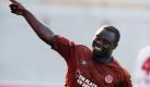 Gerald Asamoah freut sich über das schicke neue Trikot vom FC St. Pauli. Der Neu-Hamburger hat damit den Platz an der Sonne sicher. Modeexperten wählten die Trikotlinie zur Nummer eins in der Bundesliga. Es sehe nicht nur lässig aus, sondern transportiere auch ein Lebensgefühl. Foto: dpa