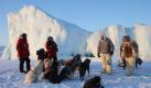 Markus Lanz mit grönländischem Jäger und Schlittenhunden zusammen mit Filmteam in Nordgrönland.
 Foto: zdf
