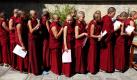 Nepalesische Klosterschwestern stehen sich die Beine in den Bauch, um in der Nähe von Kathmandu ihre Stimme für die Freiheit in Myanmar abzugeben. Die Wahlattrappe, an der sich hunderte von Nonnen beteiligen, wurde von Amnesty International organisisert. Die Freiheiten um die es geht sind die Äußerungs-, die Versammlungs- und die Vereinigungsfreihit. Die offiziellen Wahlen in Myanmar finden am 7. November statt. Sie sind die ersten nach der Befreiung des Landes von der Militärjunta 1990.  Foto: dpa